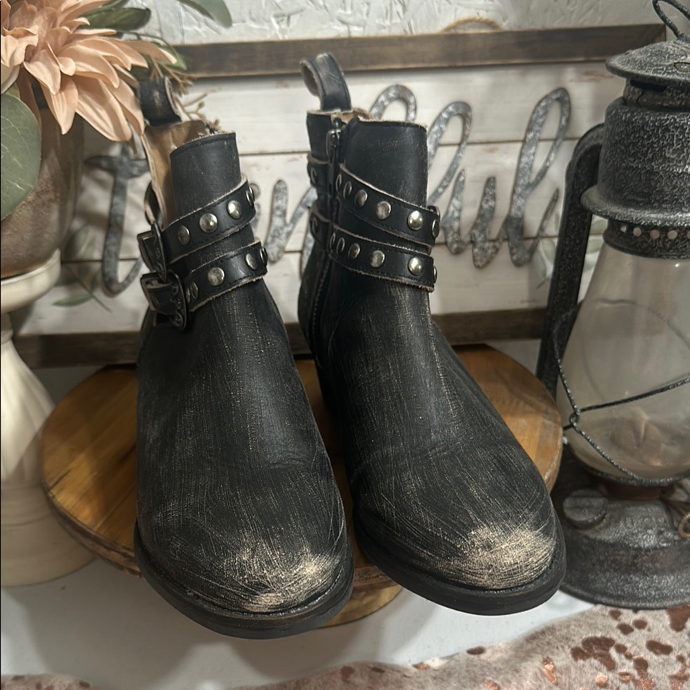 NWOT Circle G Black Distressed Ankle Boots
